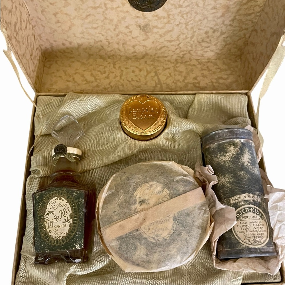 Vintage Boxed Set Djer-Kiss Fragrance Cosmetic Products Kerkoff Paris, Original.